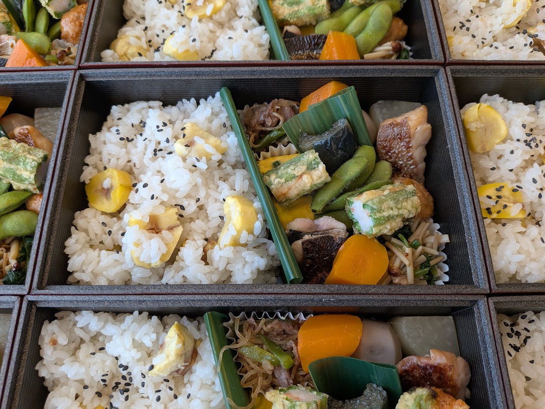 長型朱塗弁当